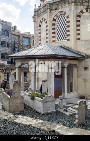 21 marzo 2022: Vista enterior del complesso di Sinan Pasha, costituito da una madrasa e tomba su Divanyolu Street a Fatih, Istanbul, Turchia il 23 marzo 2022. Il complesso fu commissionato dal Gran Vizier Grande Sinan Pasha. L'architetto fu Davud Aga, successore e studente dell'architetto Sinan. Secondo l'iscrizione sulla fontana fu completata nel 1594. (Credit Image: © Tolga Ildun/ZUMA Press Wire) Foto Stock