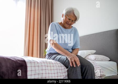 Senior donna con il dolore al ginocchio Foto Stock