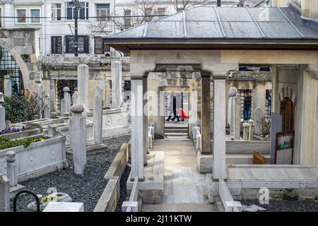 21 marzo 2022: Vista enterior del complesso di Sinan Pasha, costituito da una madrasa e tomba su Divanyolu Street a Fatih, Istanbul, Turchia il 23 marzo 2022. Il complesso fu commissionato dal Gran Vizier Grande Sinan Pasha. L'architetto fu Davud Aga, successore e studente dell'architetto Sinan. Secondo l'iscrizione sulla fontana fu completata nel 1594. (Credit Image: © Tolga Ildun/ZUMA Press Wire) Foto Stock