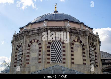 21 marzo 2022: Vista enterior del complesso di Sinan Pasha, costituito da una madrasa e tomba su Divanyolu Street a Fatih, Istanbul, Turchia il 23 marzo 2022. Il complesso fu commissionato dal Gran Vizier Grande Sinan Pasha. L'architetto fu Davud Aga, successore e studente dell'architetto Sinan. Secondo l'iscrizione sulla fontana fu completata nel 1594. (Credit Image: © Tolga Ildun/ZUMA Press Wire) Foto Stock