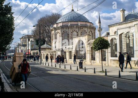 21 marzo 2022: Vista enterior del complesso di Sinan Pasha, costituito da una madrasa e tomba su Divanyolu Street a Fatih, Istanbul, Turchia il 23 marzo 2022. Il complesso fu commissionato dal Gran Vizier Grande Sinan Pasha. L'architetto fu Davud Aga, successore e studente dell'architetto Sinan. Secondo l'iscrizione sulla fontana fu completata nel 1594. (Credit Image: © Tolga Ildun/ZUMA Press Wire) Foto Stock