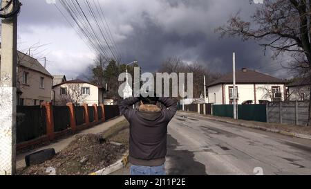 IRPIN, UCRAINA 05 marzo. Un civile ucraino vede il fumo che si esita a seguito di uno sciopero missilistico, mentre la guerra con la Russia continua il 05 marzo 2022 ad Irpin, Ucraina. La Russia ha iniziato un'invasione militare dell'Ucraina il 24 febbraio 2022 dopo che il parlamento della Russia ha approvato i trattati con due regioni separabili dell'Ucraina orientale. È il più grande conflitto militare in Europa dalla seconda guerra mondiale Foto Stock