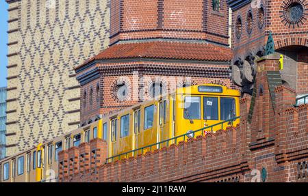 Berlino, Germania. 21st Mar 2022. Un treno della metropolitana BVG attraversa il ponte Oberbaum. Credit: Monika Skolimowska/dpa-Zentralbild/ZB/dpa/Alamy Live News Foto Stock