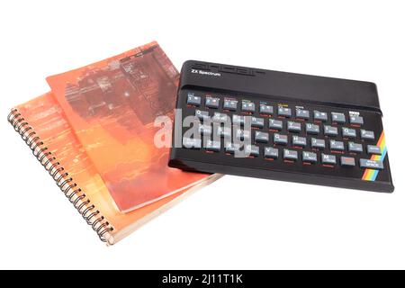 Sinclair ZX Spectrum + Manuali - 23rd Aprile 2022 è il 40th anniversario della pubblicazione del computer domestico di Sir Clive Sinclair a basso costo del mercato di massa 3rd. Foto Stock