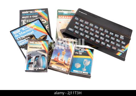 Sinclair ZX Spectrum + software 23rd Aprile 2022 è il 40th° anniversario del rilascio del computer domestico di Sir Clive Sinclair a basso costo del mercato di massa 3rd. Foto Stock