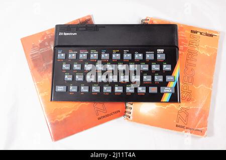 Sinclair ZX Spectrum + Manuali - 23rd Aprile 2022 è il 40th anniversario della pubblicazione del computer domestico di Sir Clive Sinclair a basso costo del mercato di massa 3rd. Foto Stock