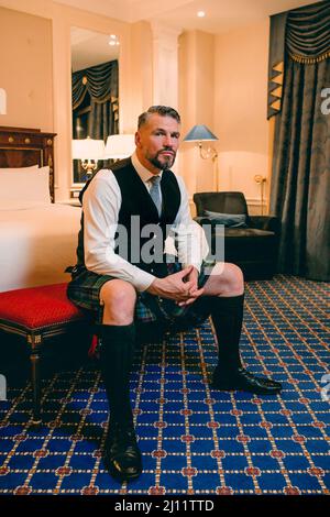 bell'uomo maturo e coraggioso scotsman in kilt in camera d'albergo di lusso. Stile, moda, stile di vita, cultura, viaggi, concetto etnico. Foto Stock