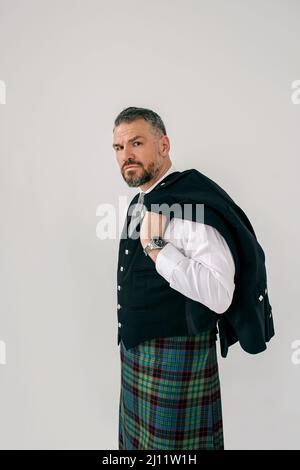 bell'uomo coraggioso e maturo scotsman in kilt e abito. Stile, moda, stile di vita, cultura, concetto etnico. Foto Stock