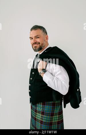 bell'uomo coraggioso e maturo scotsman in kilt e abito. Stile, moda, stile di vita, cultura, concetto etnico. Foto Stock