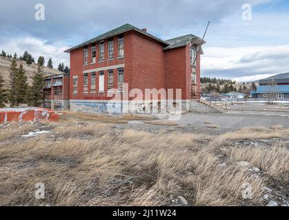 Scuola abbandonata a Coleman nel Crowsnest Pass in Alberta, Canada Foto Stock