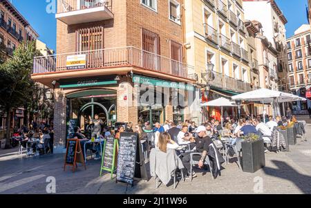 Cafestic caffè all'aperto, gente del patrons sulla terrazza. Caffetteria nel centro di Madrid, Spagna Foto Stock