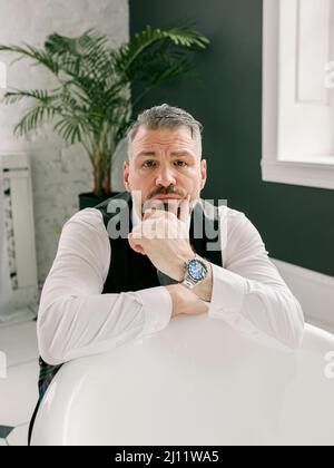 bell'uomo d'affari scotsman coraggioso maturo in forno e vestito in bagno. Stile, lavoro da casa, moda, stile di vita, cultura, etnico Foto Stock