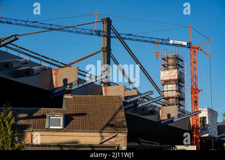 Neubau der Autobahnbrücke Neuenkamp der A40, über den Rhein bei Duisburg, Bau der neuen Brückenpfeiler auf der westlichen Rheinseite, zur exi parallela Foto Stock