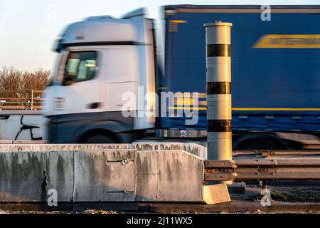 Autovelox, monitoraggio radar della velocità, sull'autostrada A40, sul ponte Neuenkamp Rhine, Duisburg, NRW, Germania, autovelox, monitoraggio della velocità del radar Foto Stock