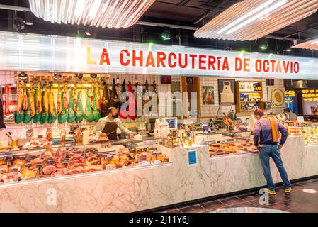 La Charcuteria de Octavio bancarella di carne in mostra nel Mercado San Anton, madrid, Spagna Foto Stock