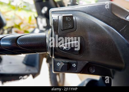 Vintage moto con la leva del cambio sul manubrio per funzionare con il  pollice e il dito indice della mano destra Foto stock - Alamy