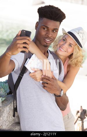 selfie di coppia sullo sfondo della fontana Foto Stock