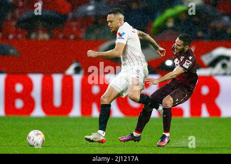 Lucas Ocampos del Sevilla FC e Joseba Zaldua del Real Sociedad durante la partita la Liga tra Sevilla FC e Real Sociedad disputata allo stadio Sanchez Pizjuan il 20 marzo 2022 a Sevilla, Spagna. (Foto di Antonio Pozo / PRESSINPHOTO) Foto Stock