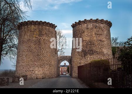 Guillaume torri e Giovanna d'Arco porta in una serata di primavera a Saint Valery sur Somme, Hauts-de-France Foto Stock