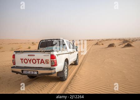 Una Toyota 4x4 pick-up su una pista sabbiosa nel mezzo del deserto del Sahara, regione di Adrar, Mauritania Foto Stock