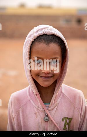 Ritratto di una giovane ragazza, Ouadane, Mauritania Foto Stock