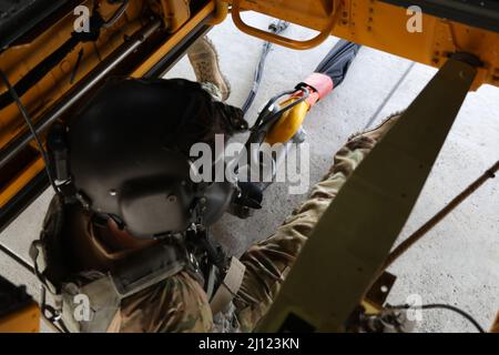 Soldier assegnato a 2-2 Assault Helicopter Battaglione, 2nd Combat Aviation Brigade, 2nd divisione fanteria-ROK/US Combined Division, si prepara a fissare un imbracatura Bambi Babbo cesti a CH-47 Chinook, USAG Daegu-Carroll, 10 marzo 2022. I membri dell'equipaggio assicurano che il gancio di traino dell'imbracatura sia fissato correttamente prima di ogni volo. (STATI UNITI Esercito foto di SPC. Oscar Toscano) Foto Stock