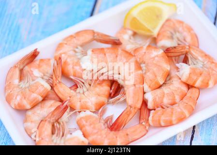 Gamberetti freschi su piatto vassoio di plastica con limone, gamberi bolliti gamberi cotti cibo nel ristorante di pesce Foto Stock