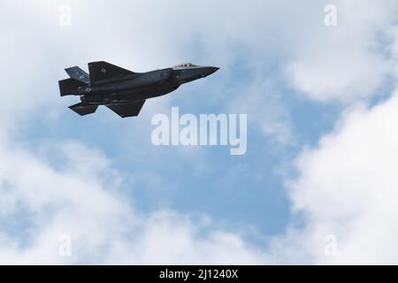 Una F-35A Lightning II della 354th Fighter Wing, Eielson Air Force base, Alaska, vola sulla linea del flightline prima di ricevere carburante durante l'allenamento di rifornimento di hot pit presso la Kadena Air base, Giappone, 10 marzo 2022. Anche se entrambi i servizi hanno programmi di formazione individuali e aree di competenza, i loro continui sforzi combinati si sincronizzano per realizzare una visione condivisa verso il mantenimento della sicurezza, della stabilità, della prosperità e della pace nell'Indo-Pacifico. (STATI UNITI Air Force foto di Airman 1st Classe Anna Nolte) Foto Stock