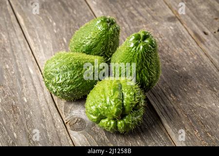 Prickly Chayote su sfondo di legno Foto Stock