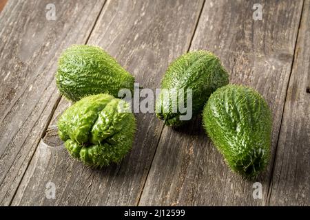 Prickly Chayote su sfondo di legno Foto Stock