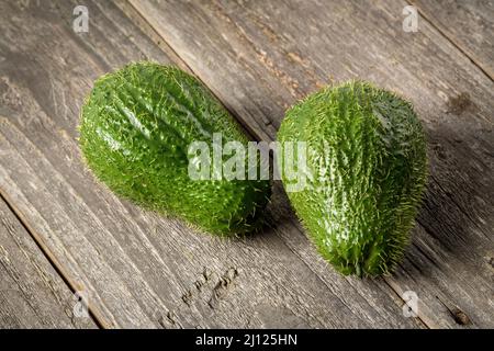 Prickly Chayote su sfondo di legno Foto Stock