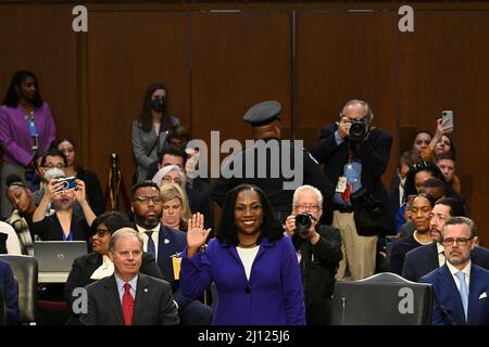 Washington, DC. 21st Mar 2022. Il giudice designato della Corte Suprema Ketanji Brown Jackson viene giurato durante la sua audizione di conferma giudicaria del Senato a Washington, DC, il 21 marzo 2022. – Il Senato americano riprende la storica nomina di lunedì del giudice Ketanji Brown Jackson per diventare la prima donna nera a sedere presso la Corte Suprema. Credit: Mandel Ngan/Pool via CNP/dpa/Alamy Live News Foto Stock