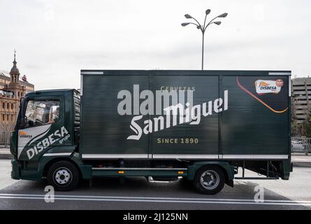 Madrid, Spagna. 23rd Feb 2022. Filippino alcool birra marca San Miguel camion di consegna è visto in Spagna. (Foto di Xavi Lopez/SOPA Images/Sipa USA) Credit: Sipa USA/Alamy Live News Foto Stock