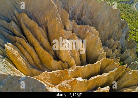 Clay Cliffs, vicino Omarama, Otago Nord, Isola del Sud, Nuova Zelanda - antenna drone Foto Stock