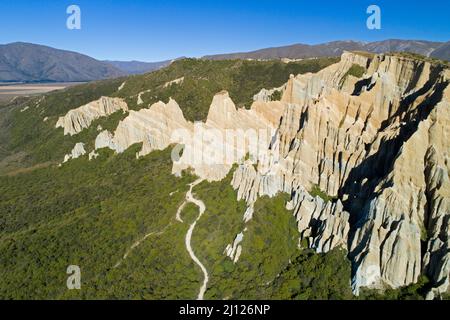 Clay Cliffs, vicino Omarama, Otago Nord, Isola del Sud, Nuova Zelanda - antenna drone Foto Stock