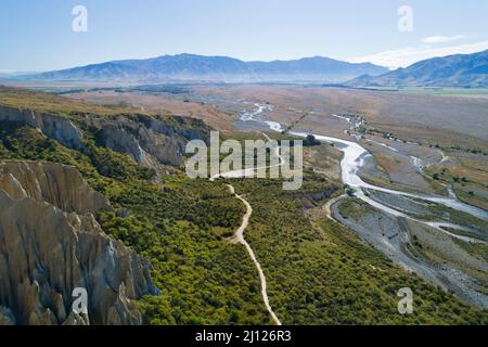 Clay Cliffs e il fiume Ahuriri, vicino a Omarama, Nord Otago, Isola del Sud, Nuova Zelanda - drone aereo Foto Stock