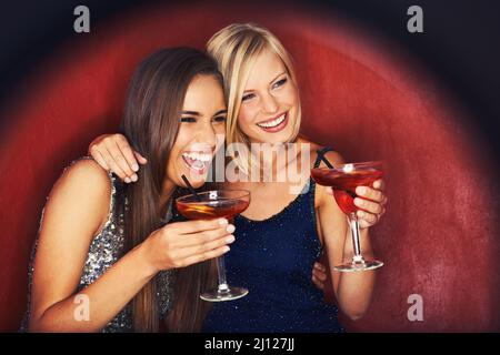 I migliori amici e cocktail. Due bellissime giovani donne che gustano cocktail. Foto Stock