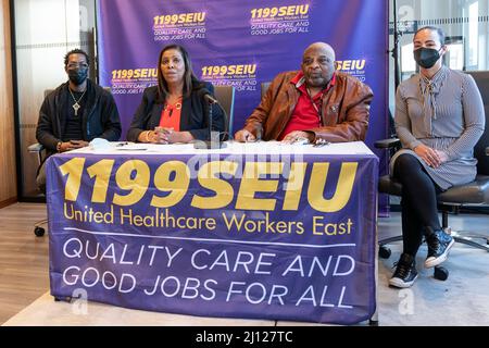 AG Letitia James parla alla conferenza stampa con George Grisham Presidente del sindacato 1199SEIU (alla sua sinistra) e l'infermiera Rosyvel Reid (L) e Milly Silva, Vice Presidente esecutivo del sindacato (R) alla sede del sindacato a New York il 21 marzo 2022. Il procuratore generale di New York, Letitia James, ha chiesto che un nuovo bilancio statale introdotto dal governatore Kathy Hochul comprendeva denaro per aumentare i salari per gli operatori sanitari delle case di cura, così come denaro per implementare adeguati rapporti tra personale e residenti e migliorare le operazioni delle strutture. (Foto di Lev Radin/Sipa USA) Foto Stock