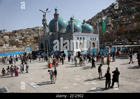 Kabul, Afghanistan. 21st Mar 2022. La gente si riunisce al Santuario Sakhi durante la celebrazione dell'annuale festival di Nawroz a Kabul, capitale dell'Afghanistan, 21 marzo 2022. Credit: Saifurahman Safi/Xinhua/Alamy Live News Foto Stock