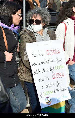 Roma, Italia. 21st Mar 2022. Le persone che indossano i cartelli partecipano a una manifestazione che chiede la pace tra Ucraina e Russia, a Roma, (Italia) Marzo 20th 2022 Credit: dpa/Alamy Live News Foto Stock