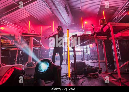 Southampton, Regno Unito. 21st Mar 2022. L-R Thorsten Quaeschning, Yamane Hoshiko e Paul Frick sul palco con la banda elettronica tedesca Tangerine Dream fondata nel 1967, in concerto dal vivo presso la Engine Rooms di Southampton. Credit: SOPA Images Limited/Alamy Live News Foto Stock