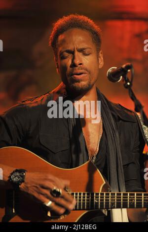 Il cantante di attore Gary Dourdan suona sul palco Foto Stock