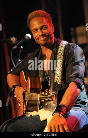 Il cantante di attore Gary Dourdan suona sul palco Foto Stock