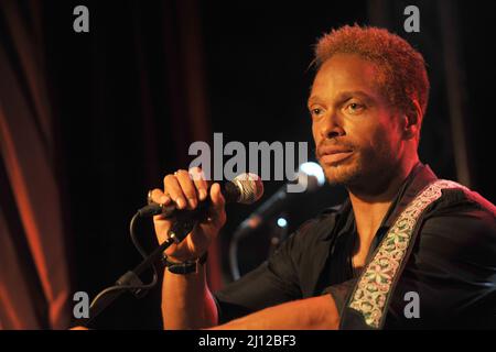 Il cantante di attore Gary Dourdan suona sul palco Foto Stock