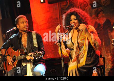 Il cantante di attore Gary Dourdan suona sul palco Foto Stock