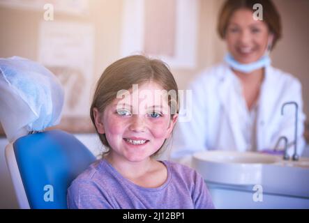 La salute orale è una parte importante di una salute dei bambini. Scatto di una bambina al dentista per un controllo. Foto Stock