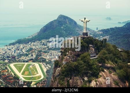 È il simbolo del cristianesimo brasiliano. Colpo del monumento del Cristo Redentore a Rio de Janeiro, Brasile. Foto Stock