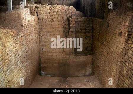 Sito di scavo di antico monastero buddista e tempio nel distretto di Paschim Medinipur, Bengala Occidentale, India. Memorie dei secoli 4th e 7h scritte dal pellegrino buddista cinese, fa Hien e Hiuen Tsang (Xuansang) avevano menzionato l'esistenza di fiorenti monasteri a Tampalipta (ora Tamluk), un antico porto situato nella stessa zona di Moghalmari. Il porto di Tamaripta era la porta principale per i pellegrini buddisti legati a Nalanda provenienti dal mare da Kuang-tung (ora Guangzhou, Cina). Foto Stock