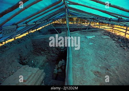 Sito di scavo di antico monastero buddista e tempio nel distretto di Paschim Medinipur, Bengala Occidentale, India. Memorie dei secoli 4th e 7h scritte dal pellegrino buddista cinese, fa Hien e Hiuen Tsang (Xuansang) avevano menzionato l'esistenza di fiorenti monasteri a Tampalipta (ora Tamluk), un antico porto situato nella stessa zona di Moghalmari. Il porto di Tamaripta era la porta principale per i pellegrini buddisti legati a Nalanda provenienti dal mare da Kuang-tung (ora Guangzhou, Cina). Foto Stock