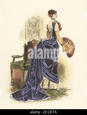 Donna alla moda in un abito sontuoso con trambusto enorme e treno, 1885. La Mode Artistique, 1885. Litografia del pochoir a mano di Marcel Bry dopo Gustave Janet di Raymonde See’s le Costume de la Revolution a nos Jours, Editions de la Gazette des Beaux-Arts, Parigi, 1929. Foto Stock